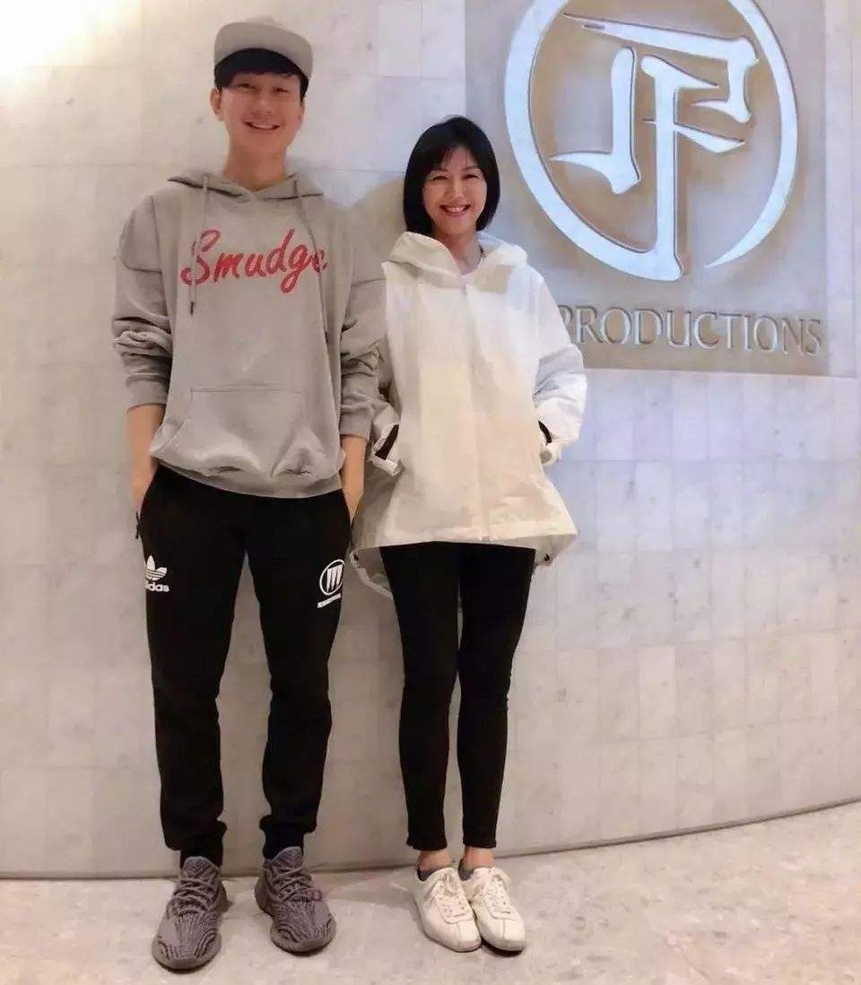 孙燕姿晒42岁生日照,素颜也太真实了,老的像52岁