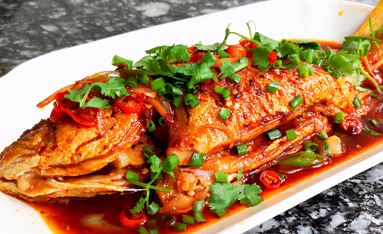 煎鱼时别直接下锅多加2步鱼不破皮不粘锅拿来待客倍有面