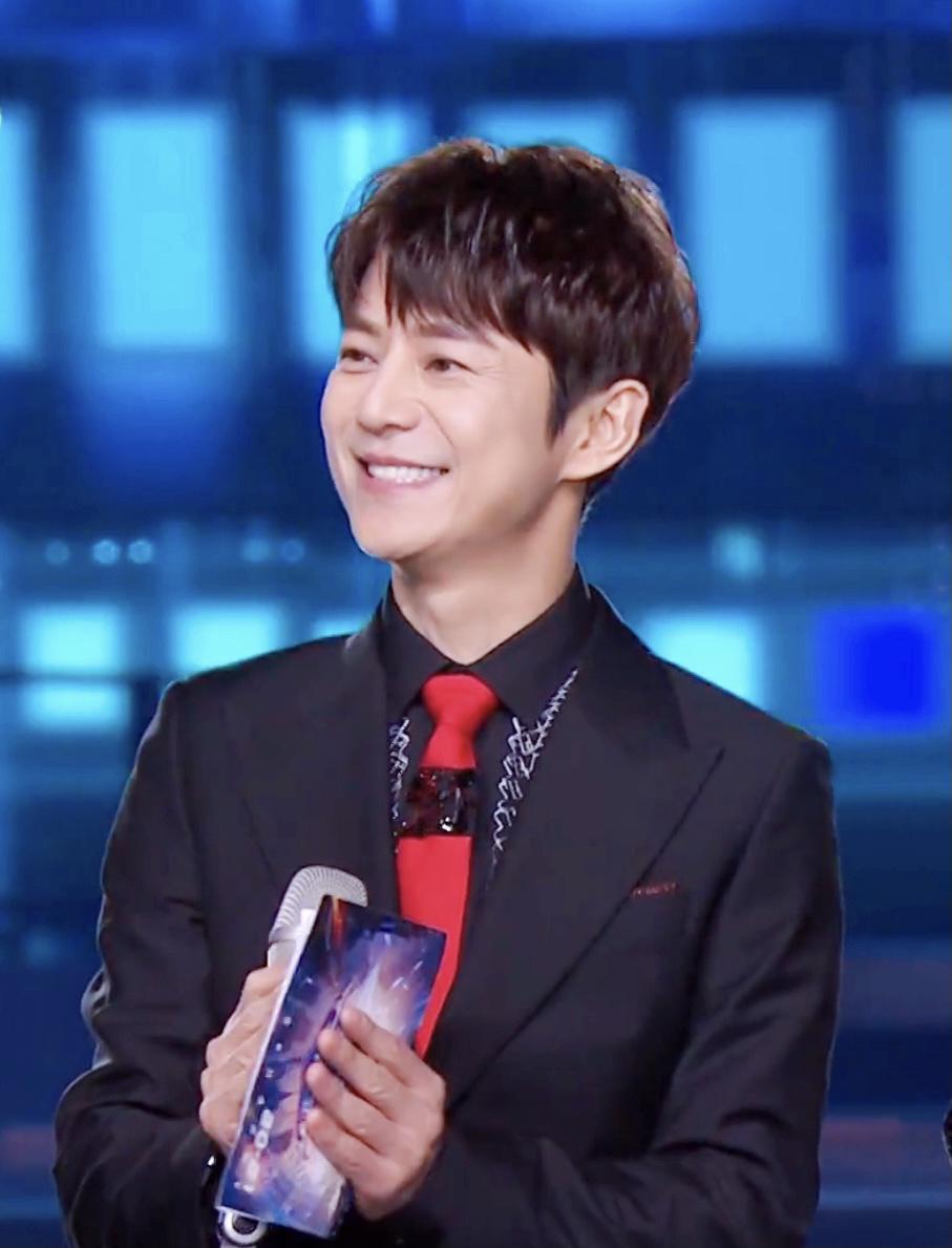 何炅风波过后亮相跨年晚会,和留守儿童唱歌哽咽,白色衬衫朴实