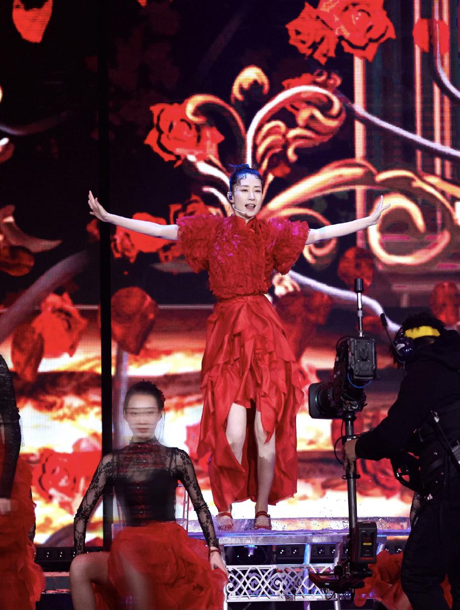 刘敏涛又贡献表情包了!跨年晚会一袭红衣热舞,44岁也乘风破浪