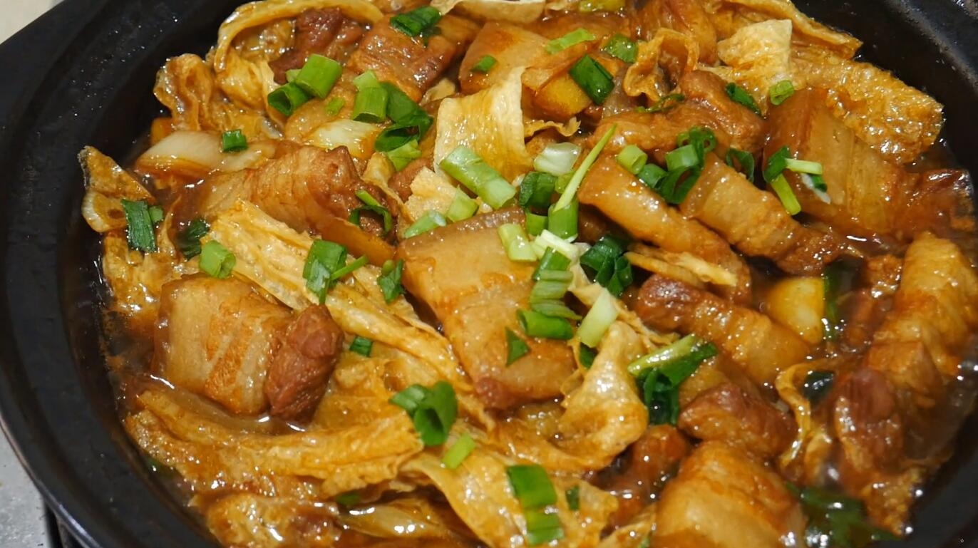 五花肉焖腐竹最家常做法酱香入味一点不油腻