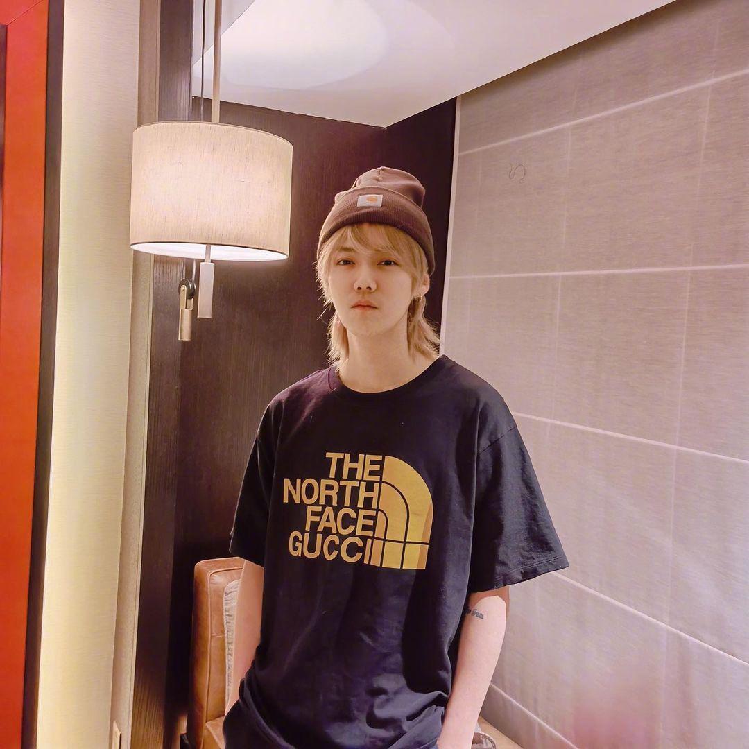 鹿晗黄色长发正面照来了seeyousoon