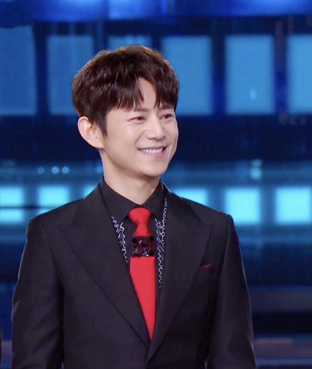 何炅风波过后亮相跨年晚会,和留守儿童唱歌哽咽,白色衬衫朴实