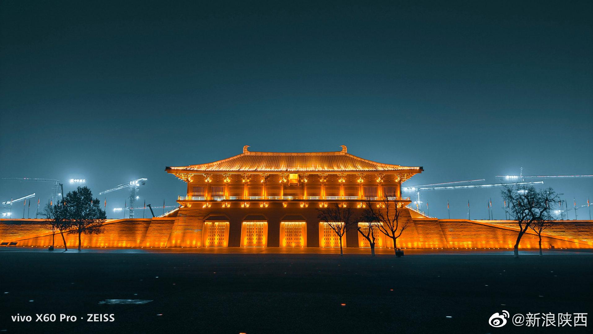 入夜的陕西,庄重的古城墙和现代化的建筑完美融合