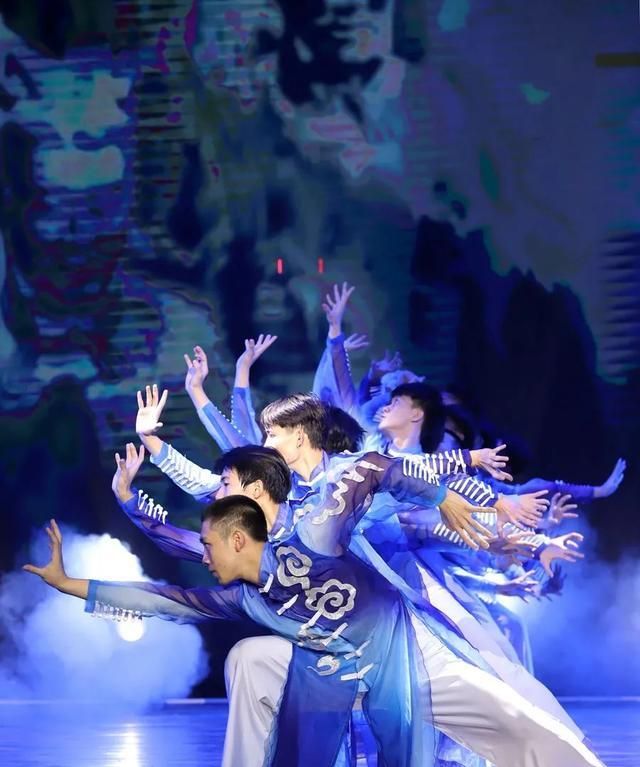 高雅艺术进校园:嘉积中学舞蹈团走进海南软件职业技术学院
