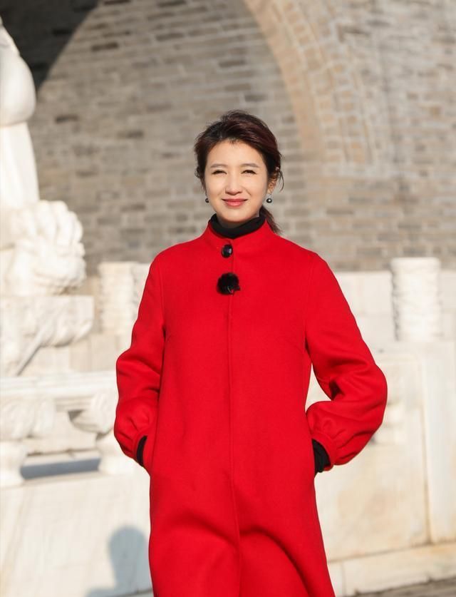 央视姐妹花晒娃!春妮穿毛衣配长裙,丁克17年终二婚41岁产子