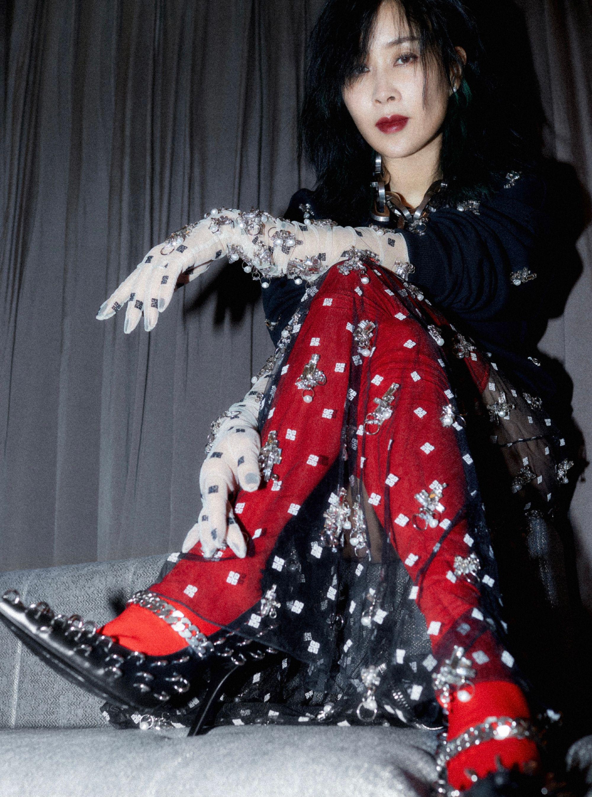 那英罕见更新动态,立体绣花透视纱裙配红色长靴,53岁