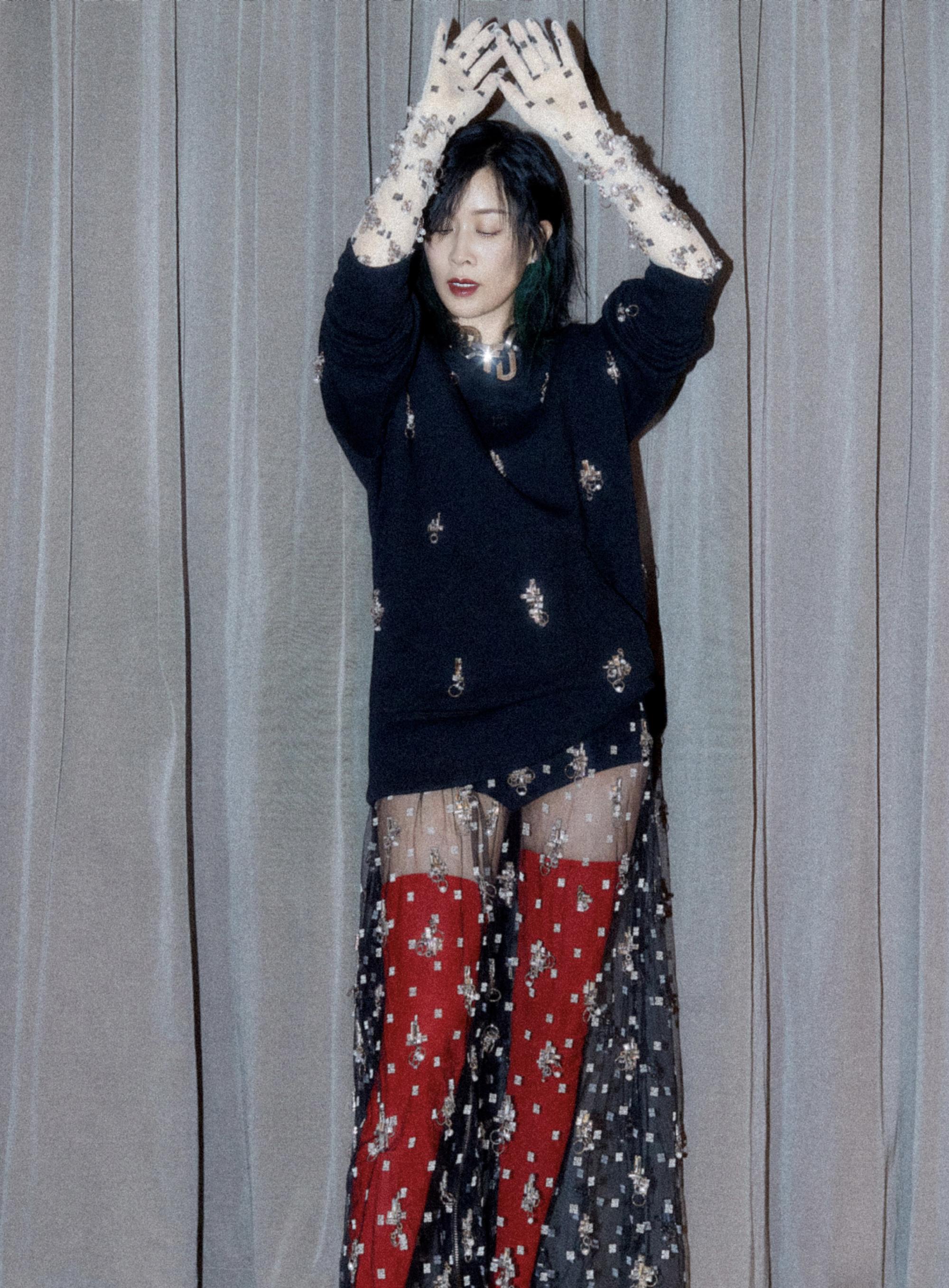 那英罕见更新动态,立体绣花透视纱裙配红色长靴,53岁秀性感|那英|长靴