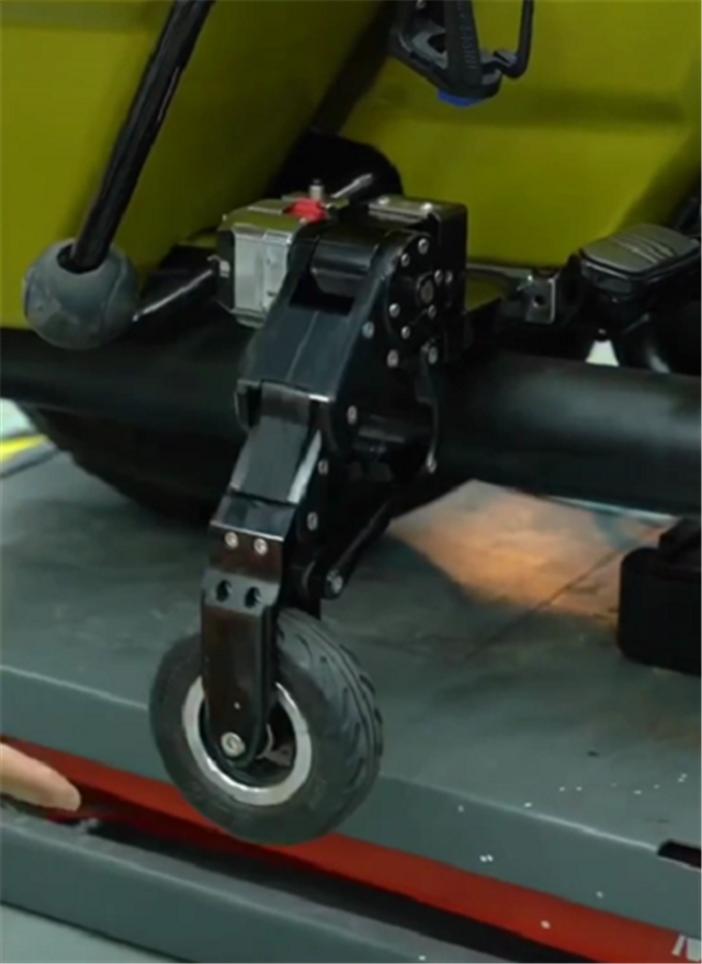 汽车看点 自媒体 正文原来,这款哈雷摩托车改装了辅助轮,可以在停车时