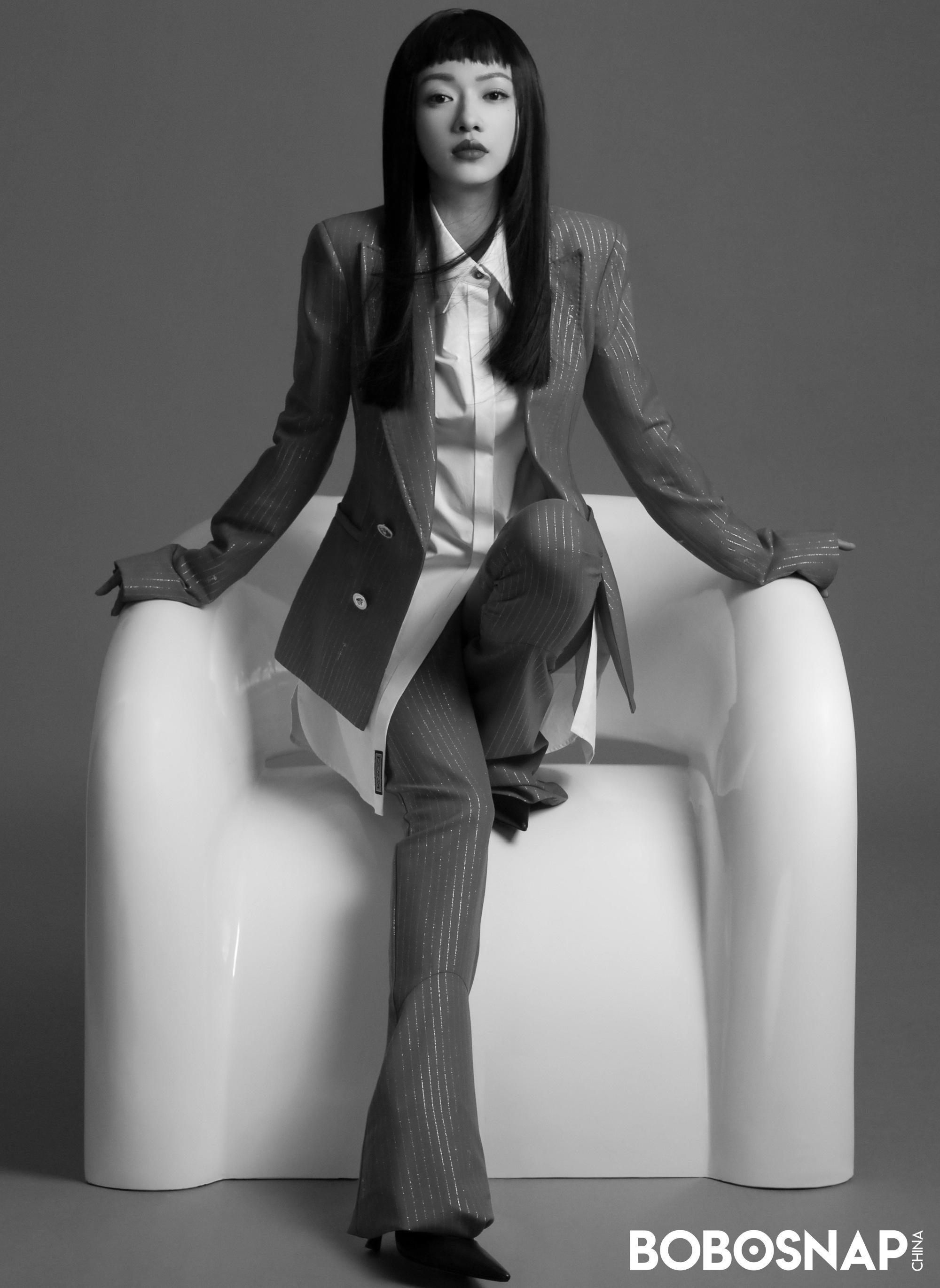 欢娱影视演员@吴谨言 《bobosnap》封面大片今日发布