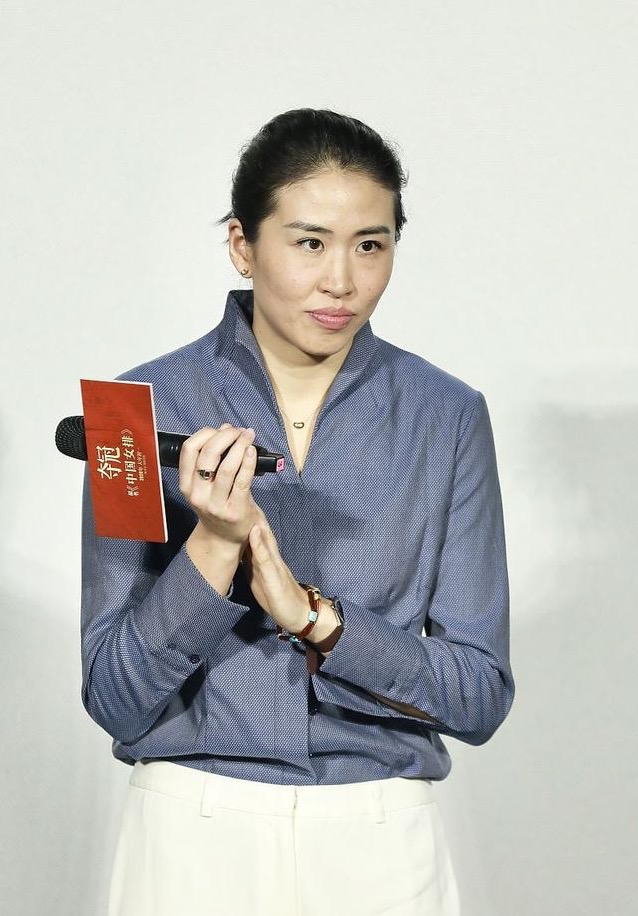 郎平女儿不仅有一种气质,骨子里还挺帅气的,穿衬衫干练似教练