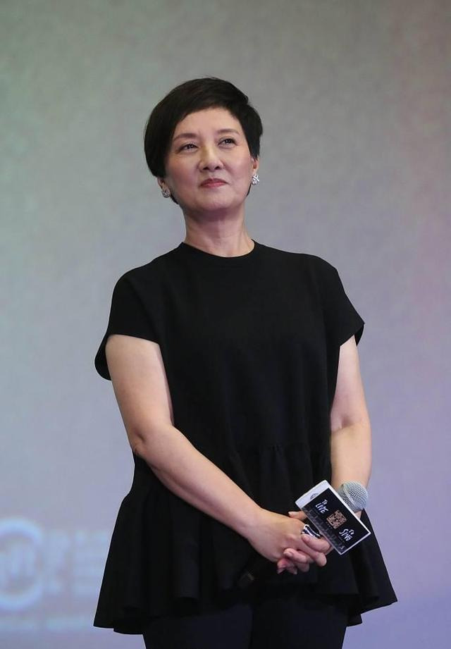 邓婕罕见露面,脸上脖子都是皱纹,但纯天然的脸老了也漂亮