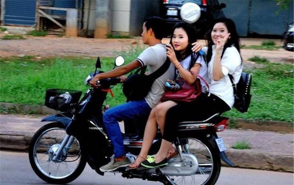 为何女生坐摩托车一般侧着坐?小姐姐:就3个原因,直男根本不懂