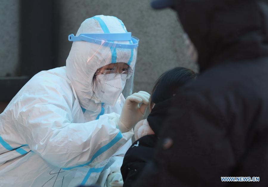 A medical worker collects a swab sample from a resident at a community in Qiaoxi District of Shijiazhuang, capital of north China's Hebei Province, Jan. 6, 2021. Shijiazhuang started to conduct citywide nucleic acid tests covering all citizens on Wednesday. (Xinhua)