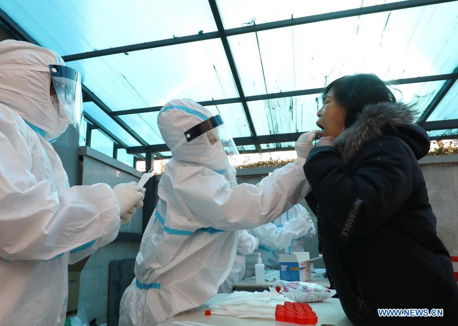 A medical worker collects a swab sample from a resident at a community in Qiaoxi District of Shijiazhuang, capital of north China's Hebei Province, Jan. 6, 2021. Shijiazhuang started to conduct citywide nucleic acid tests covering all citizens on Wednesday. (Xinhua)