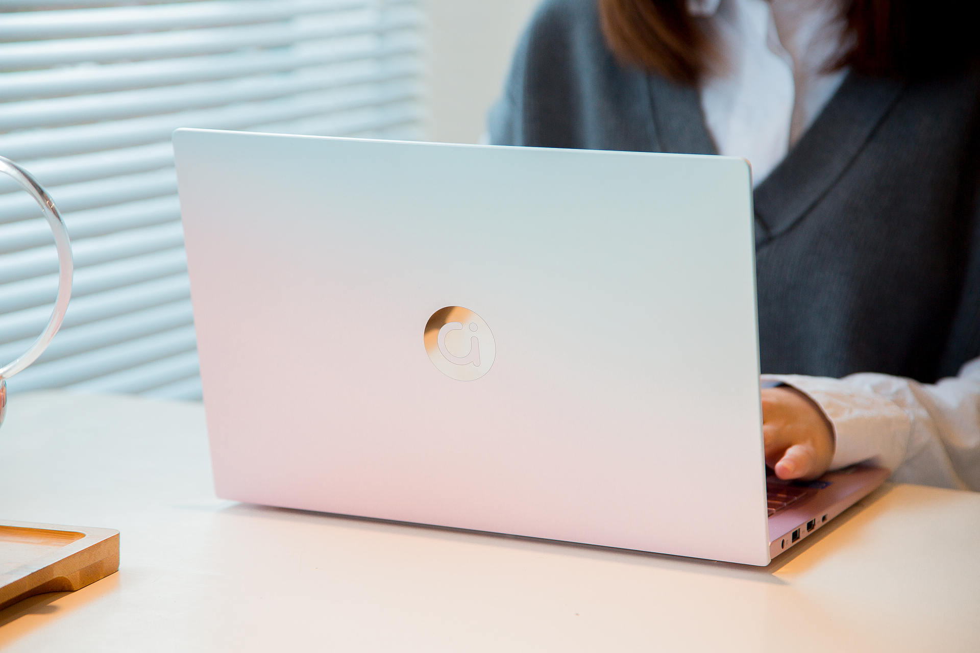 adolbook132021轻薄本图赏这款笔记本太好看了