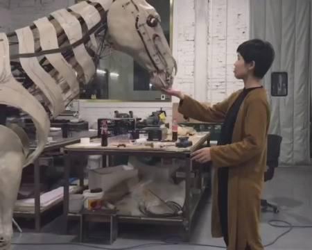 为电影《八佰》制作的机械马,太逼真了!_新浪新闻