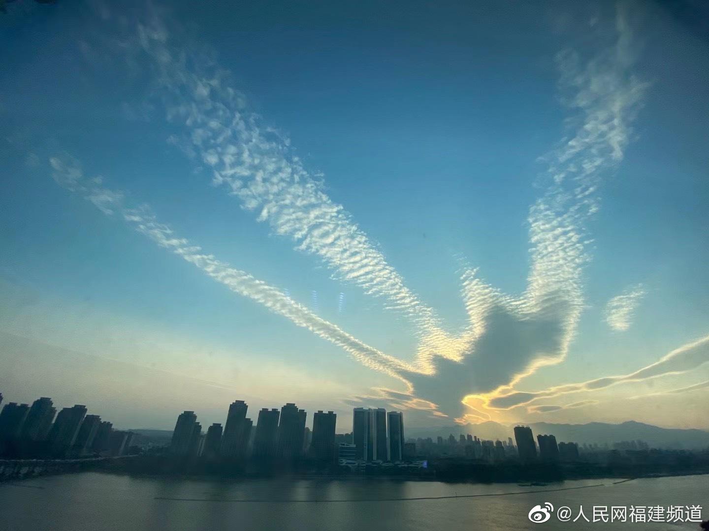 奇特!福建天空现大鹏展翅云