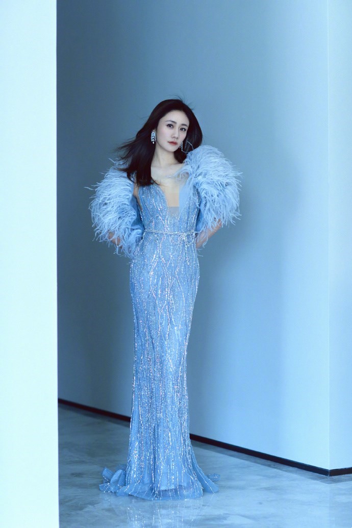刘芸一袭蓝色深v亮片羽毛裙性感妖娆优雅万千美得动人心弦