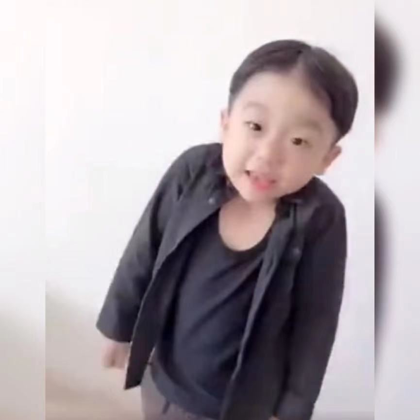 小男孩梳中分发型,看起来像极了小大人,网友:能教我梳中分吗?