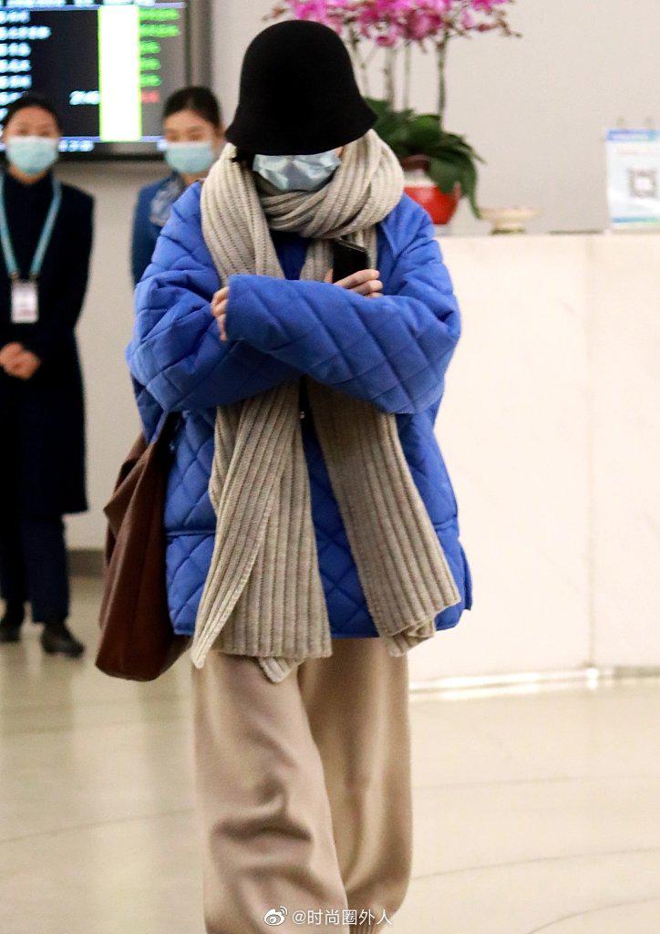 身穿蓝色羽绒服长围脖现身机场,包裹严实的女明星|倪妮_新浪新闻