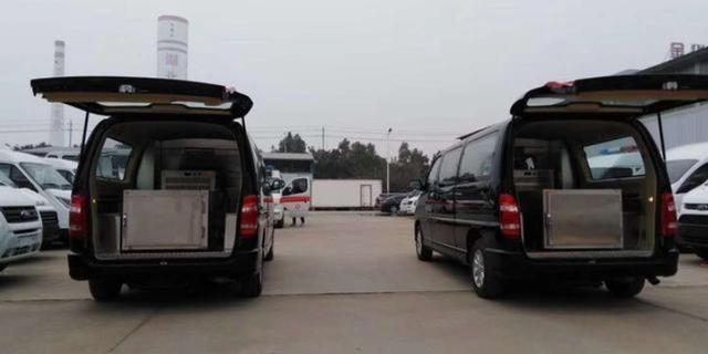 出殡车碰上婚车,到底谁让谁?老司机是这样回答的