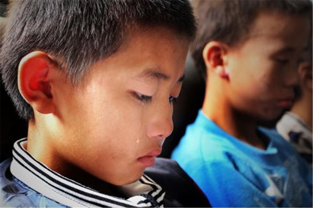 孩子背着"麻袋"做的书包,低头不敢站队伍中,网友:穷人的心酸|麻袋|穷