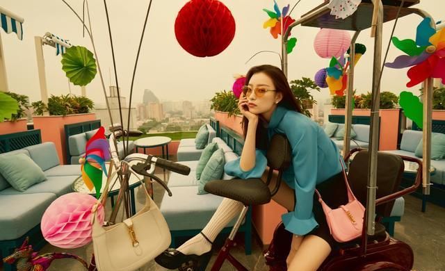 倪妮的睡衣风够高级,姜黄色不仅不显黑还很慵懒,立领超显脸小