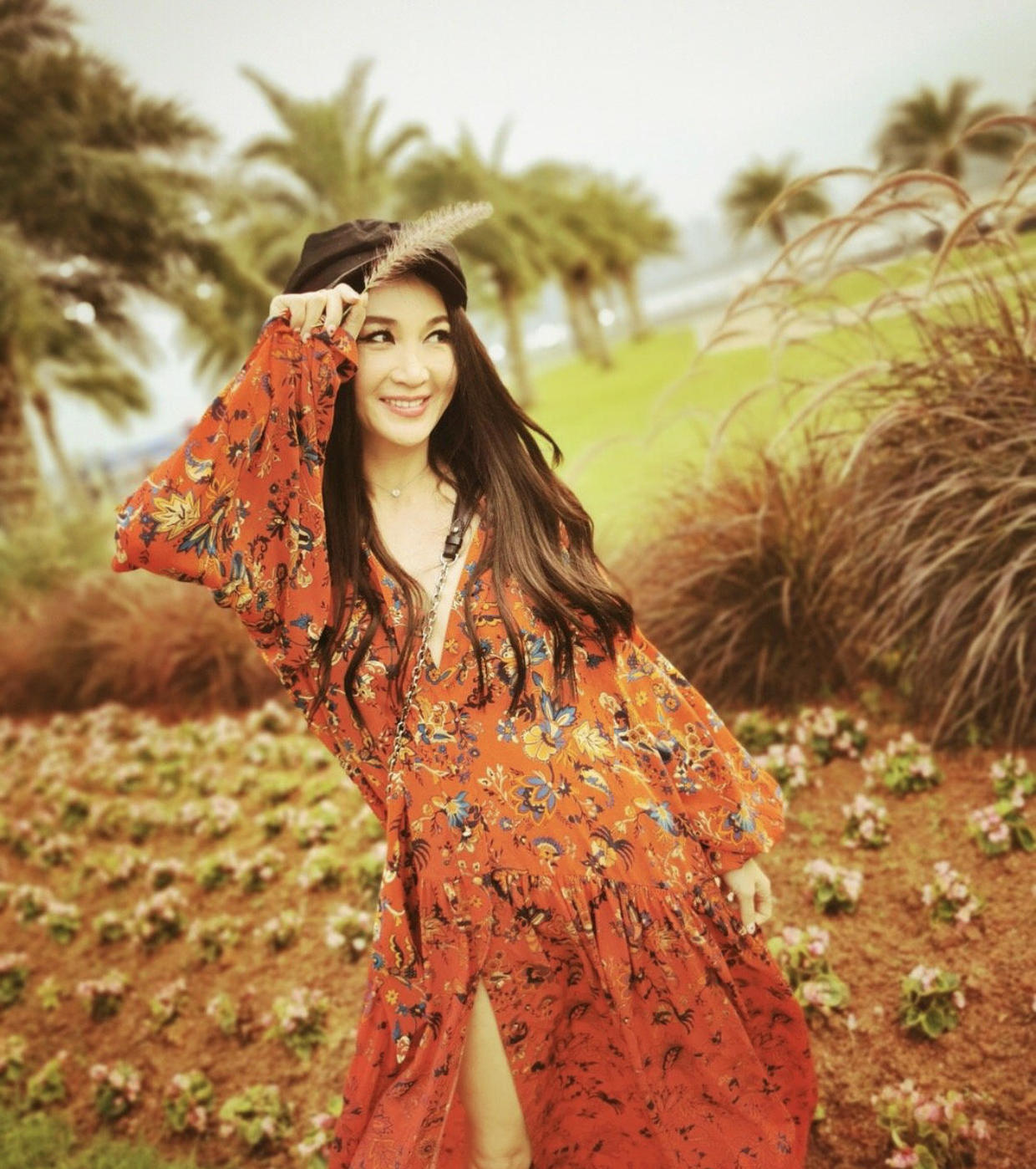 温碧霞真是冻龄女神,穿白色毛衣内搭印花连衣裙,显得年轻貌美