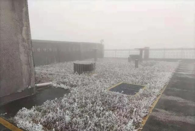 “小姐姐”差点被吹飞!今天,大容山结冰了,上山有提醒……休闲区蓝鸢梦想 - Www.slyday.coM