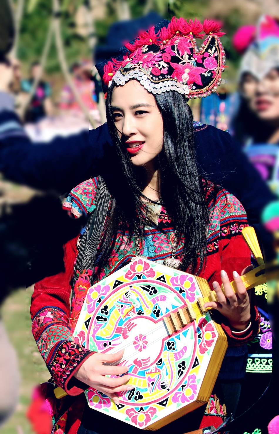 黄圣依彝族服饰头戴传统彝族鸡冠帽笑容明艳动人气质温柔