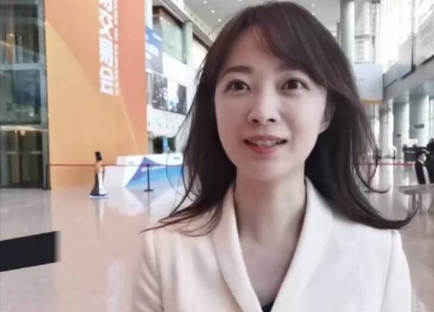 新华社美女记者张扬太清纯,长发肤白甜美似初恋,不输央视王冰冰|央视|王冰冰|初恋_新浪新闻
