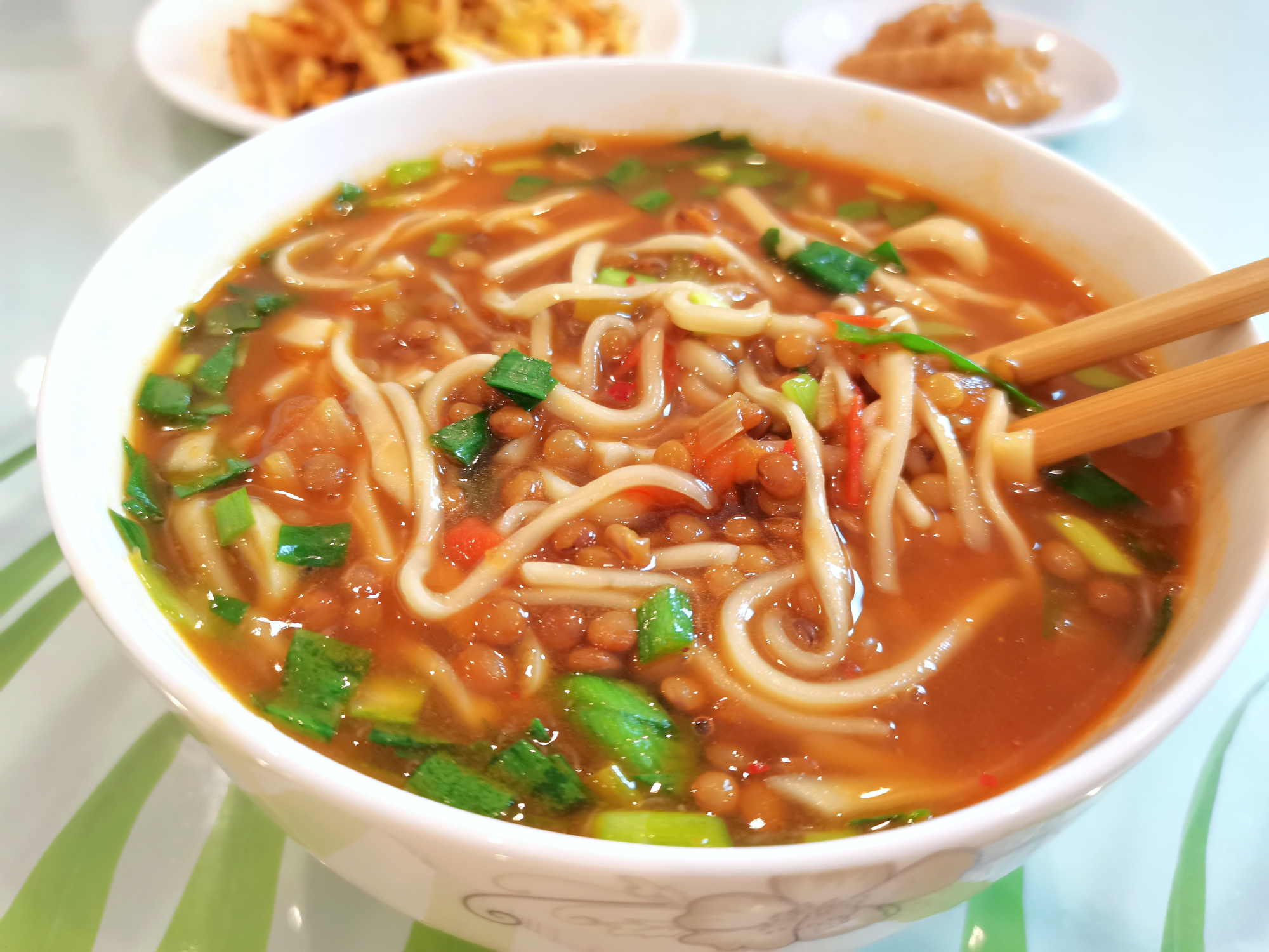 做法也简单,如果计划好晚餐吃扁豆面,早晨上班前最好把扁豆用热水泡上