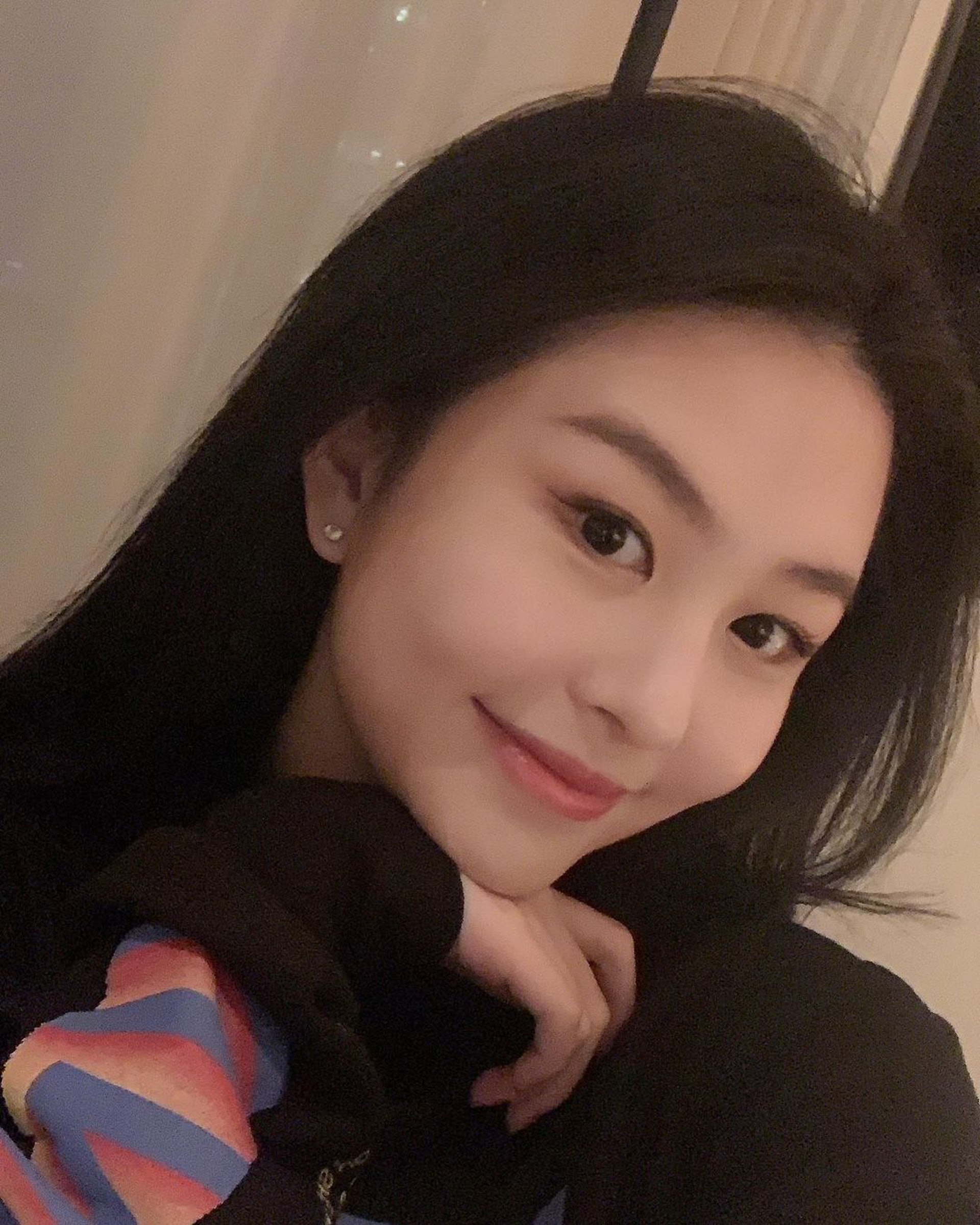 邱淑贞女儿沈月发靓照,皮肤白皙颜值在线,好似妈妈的复制品
