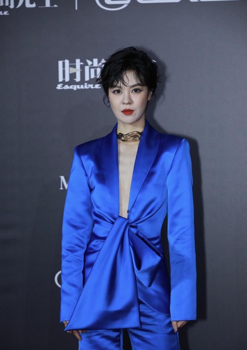 郁可唯也放开了真空穿西装套装配短发高调起来更有国际范