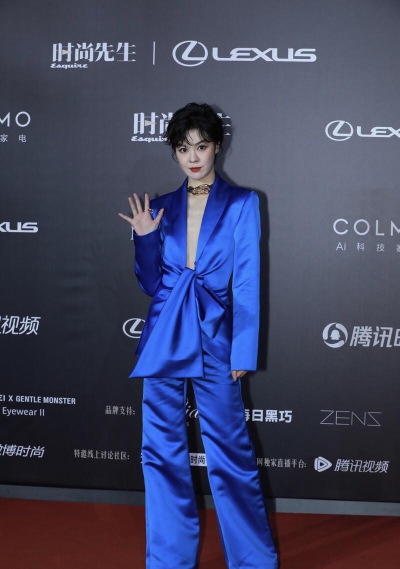 郁可唯也放开了真空穿西装套装配短发高调起来更有国际范