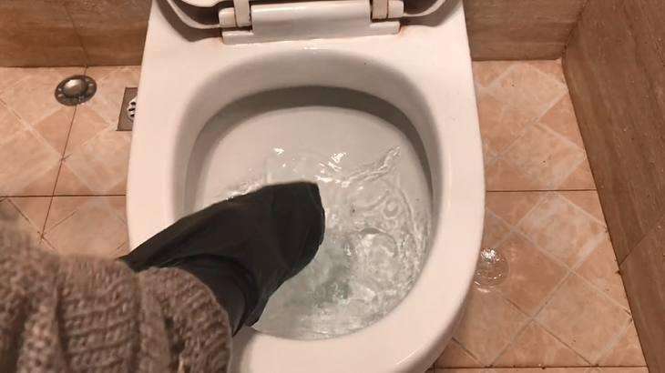 马桶堵住了,2个方法能疏通!