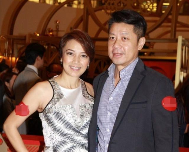 曾是阔太住豪宅,因负债千万现与女儿摆摊赚钱|杨婉仪|阔太|摆摊_新浪