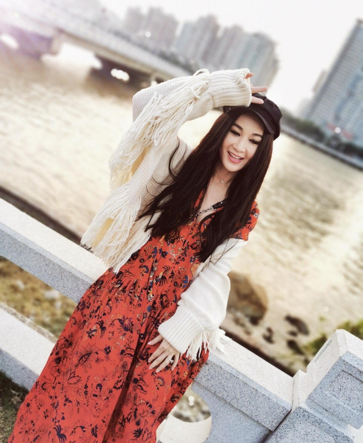 温碧霞真是冻龄女神,穿白色毛衣内搭印花连衣裙,显得年轻貌美