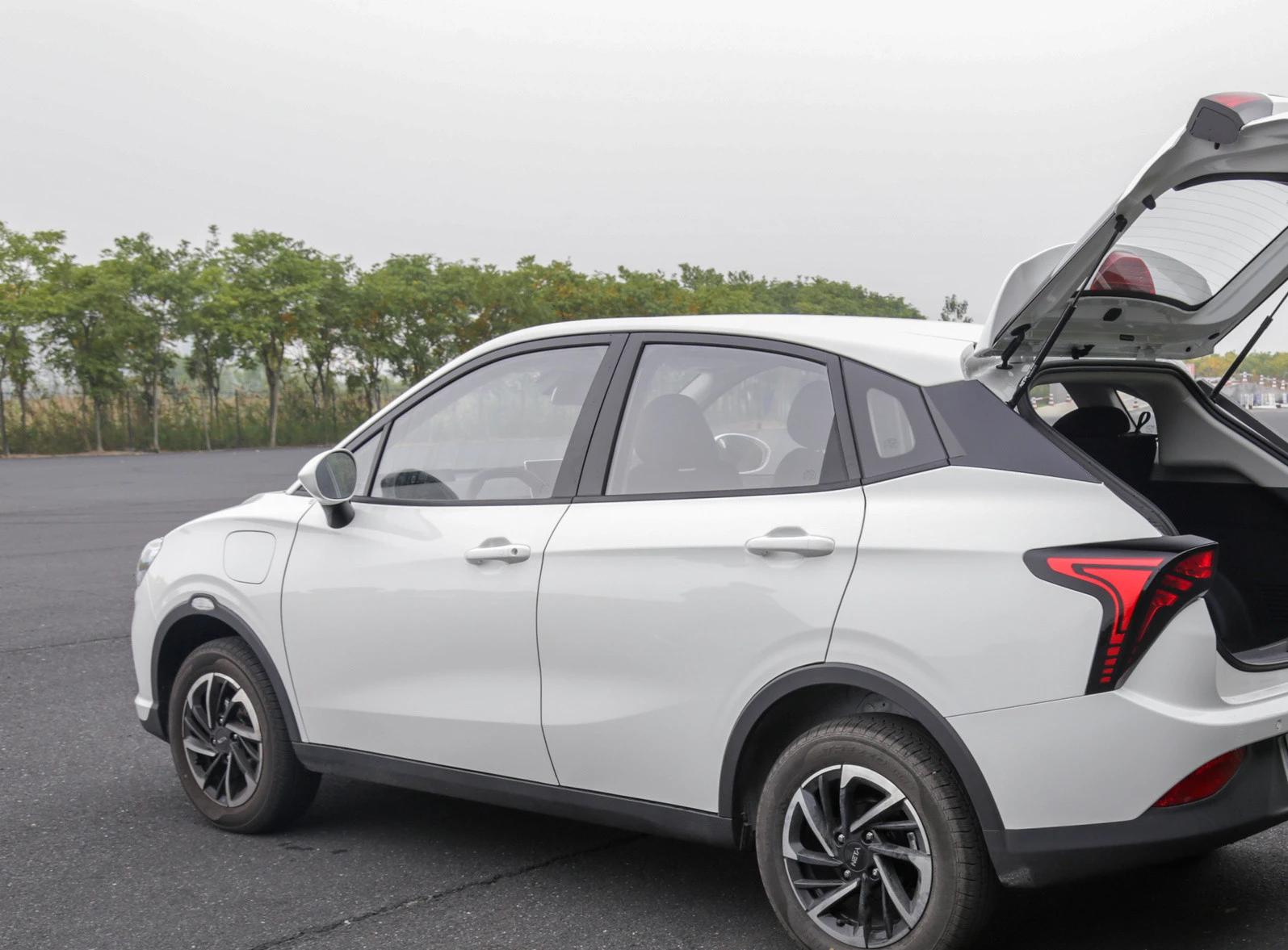 高性价比新能源小型suv,不输国产的旗舰,带你看哪吒v