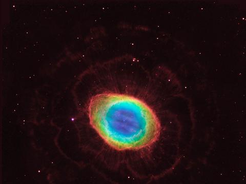 耀眼的蓝环星云使科学家困惑了16年-现在他们终于明