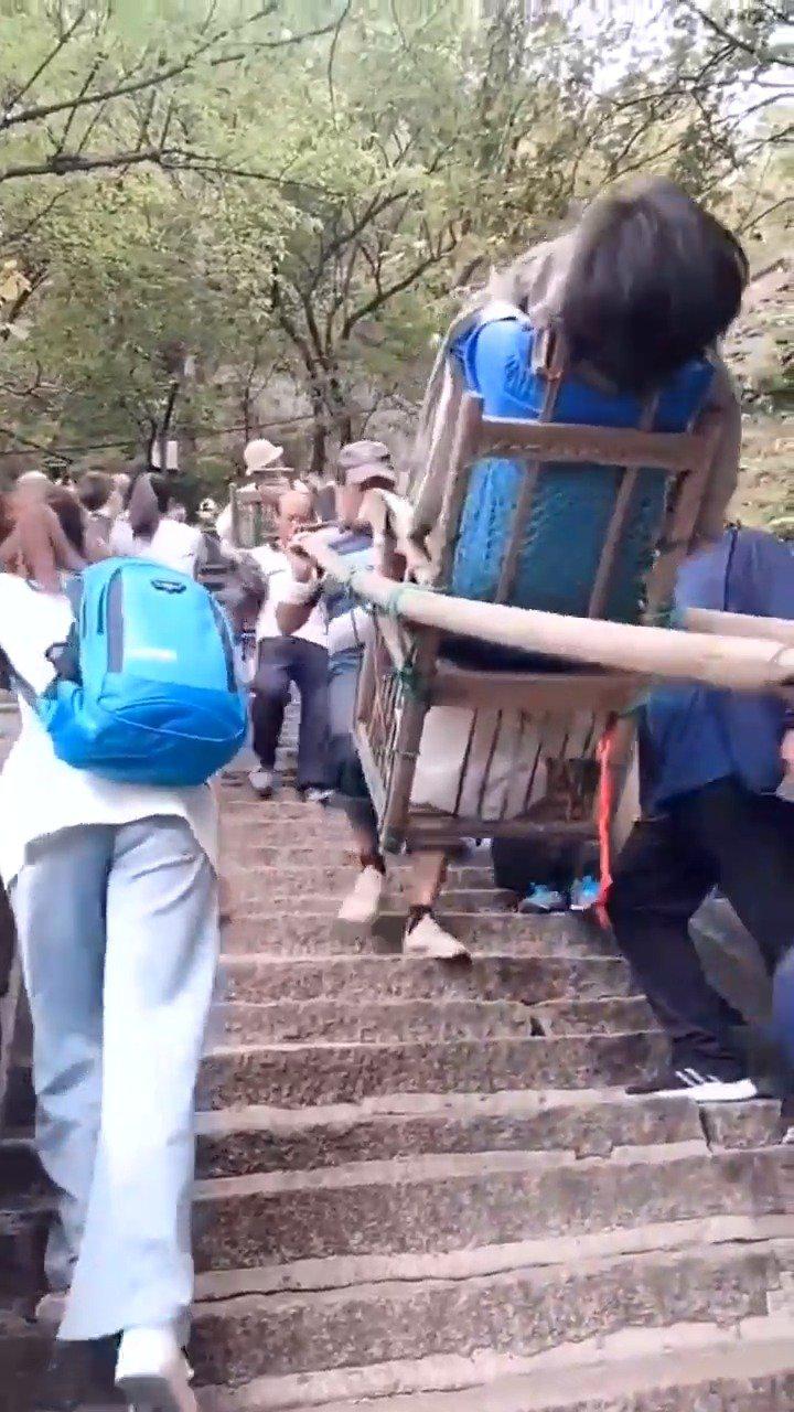 泰山上的轿夫,抬一个人500元,赚的都是血汗钱!_新浪新闻