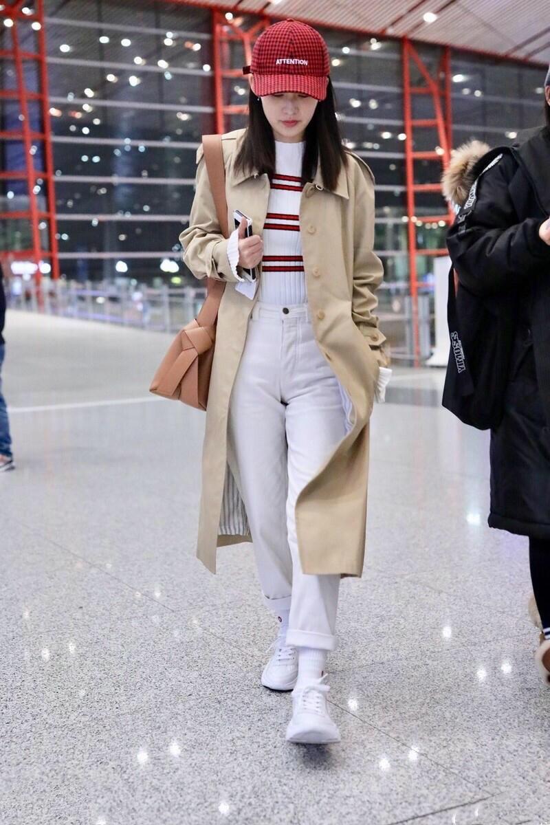 李沁高颜值任性,穿基础款牛仔裤外套搭配牛仔裤走机场,漂亮大气