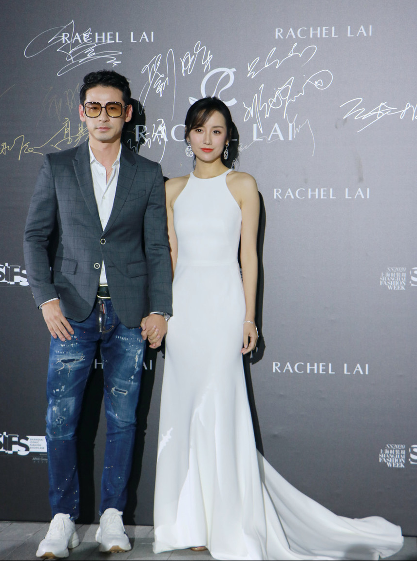 37岁吕一和老公罕见同框一起压腿妻俩结婚四年依旧很甜蜜