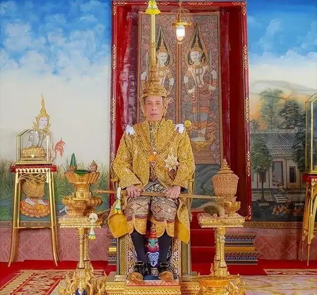 泰国王室官宣王后最新肖像照!一身金色裙,比当时贵妃都惊艳!|王后|贵妃|王室_新浪新闻