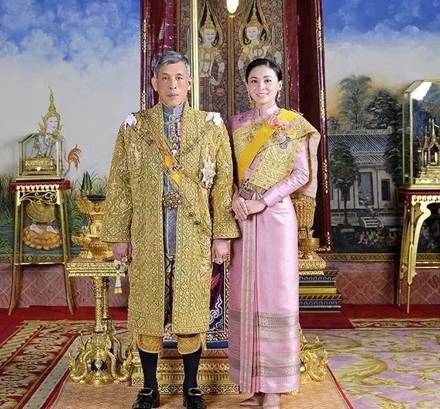 泰国王室官宣王后最新肖像照!一身金色裙,比当时贵妃都惊艳!|王后|贵妃|王室_新浪新闻
