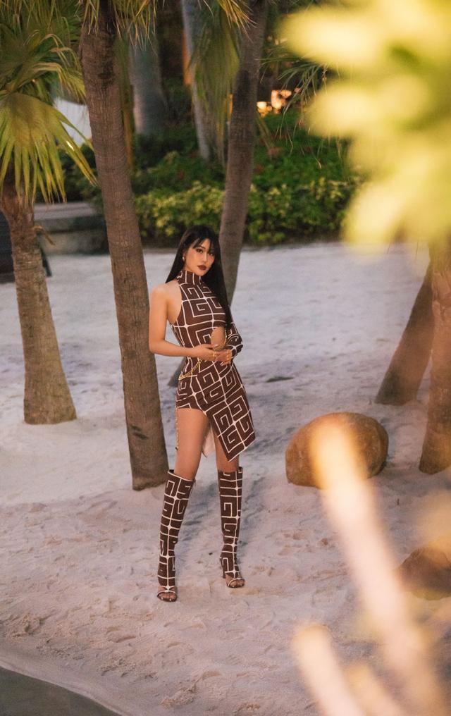 袁娅维自信过头了,穿不规则包臀裙肉感十足,这腿也太真实了