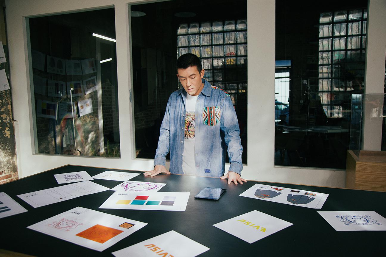 evisu曾在2012年和2019年邀请到陈冠希担任品牌亚太区代言人