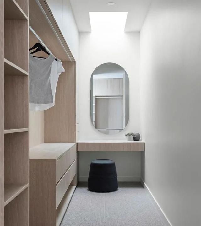 l型:适合大小中等的长方形衣帽间,两面墙做衣柜,收纳分配更合理.