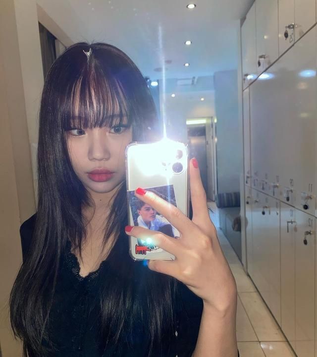 过去珠伊曾在节目上大方透露整容过程,在出道前将自